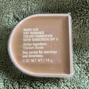 Mary Kay Day Radiance Buffed Ivory Cream Foundation with SPF 8